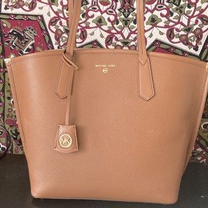 Jane tote bag- in color luggage.
